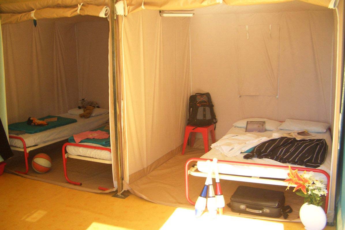 Chambre tente bengali en Aveyron - camping Beau Rivage